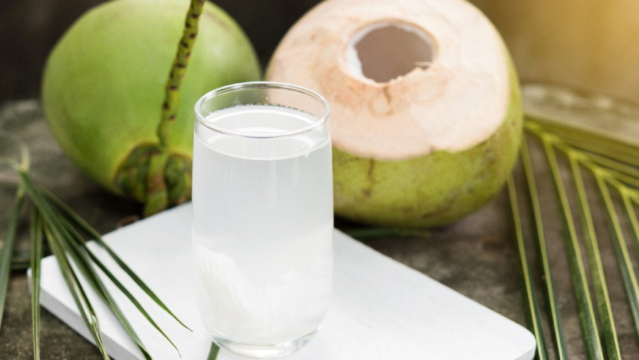 Việc uống nước dừa giúp tăng lượng nước tiểu, hỗ trợ thận đào thải cặn khoáng và độc tố hiệu quả hơn