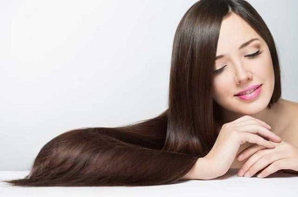 Sau tuổi trung niên, sự thay đổi nội tiết tố kết hợp với quá trình lão hóa tự nhiên khiến nang tóc yếu dần, tóc mọc chậm và dễ gãy rụng hơn.
