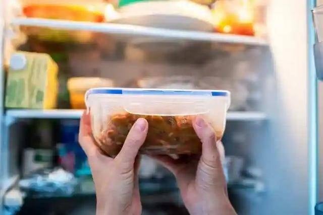 Thứ hai là nhóm rau củ quả đã cắt sẵn. Nhiều người có thói quen để dở cà chua, dưa chuột, trái cây vào tủ lạnh để dùng tiếp. 