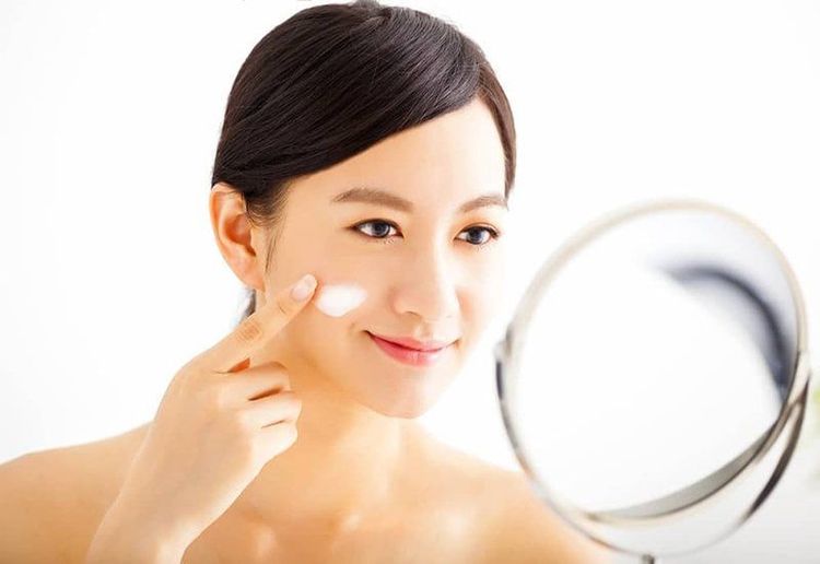  Thay vì tán đều ngay từ đầu, việc chia nhỏ lượng kem thành nhiều điểm trên khuôn mặt và cổ giúp sản phẩm được phân bổ đồng đều hơn.
