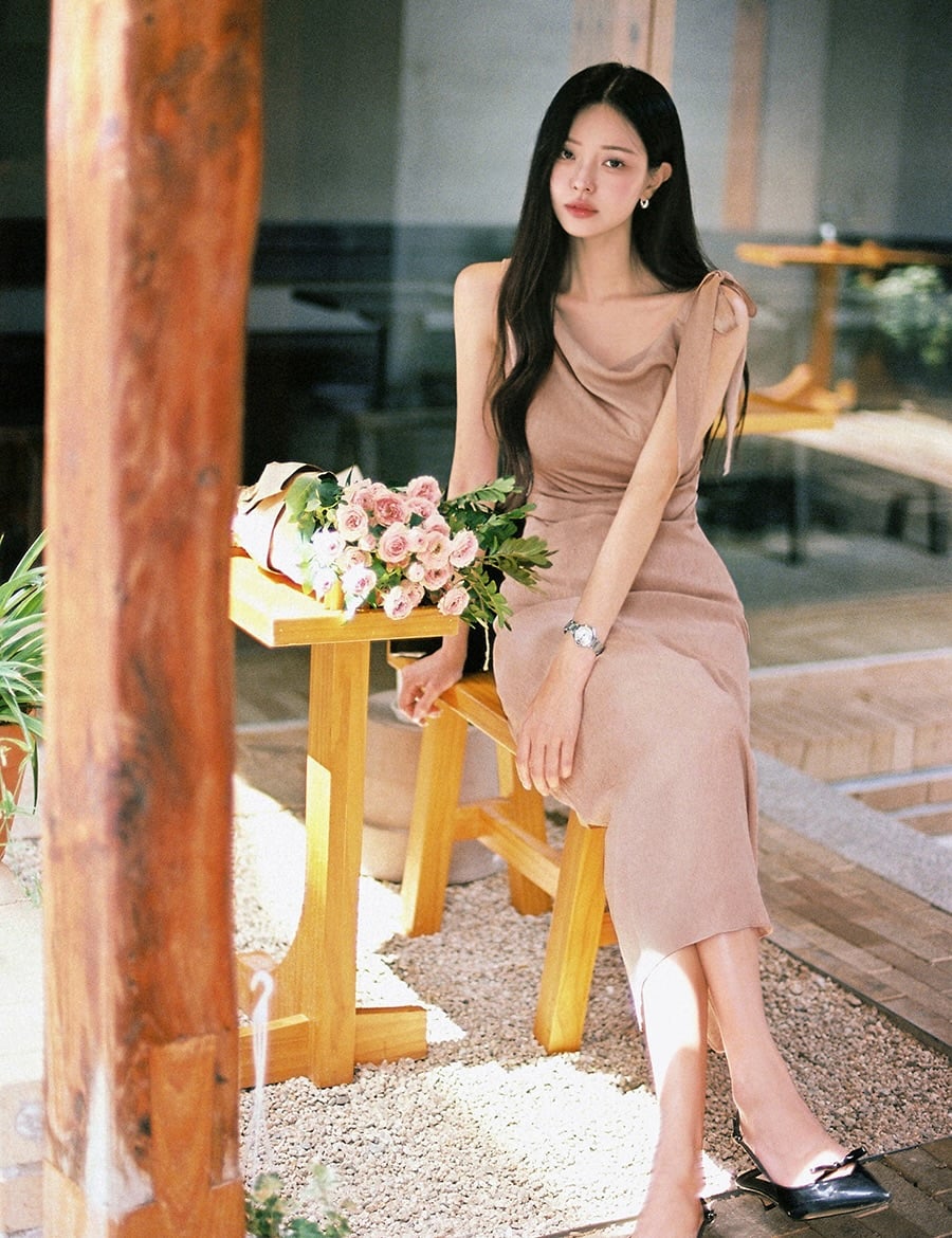 Nếu ưu tiên sự tinh tế, váy lụa là lựa chọn đáng cân nhắc trong mùa nóng. 