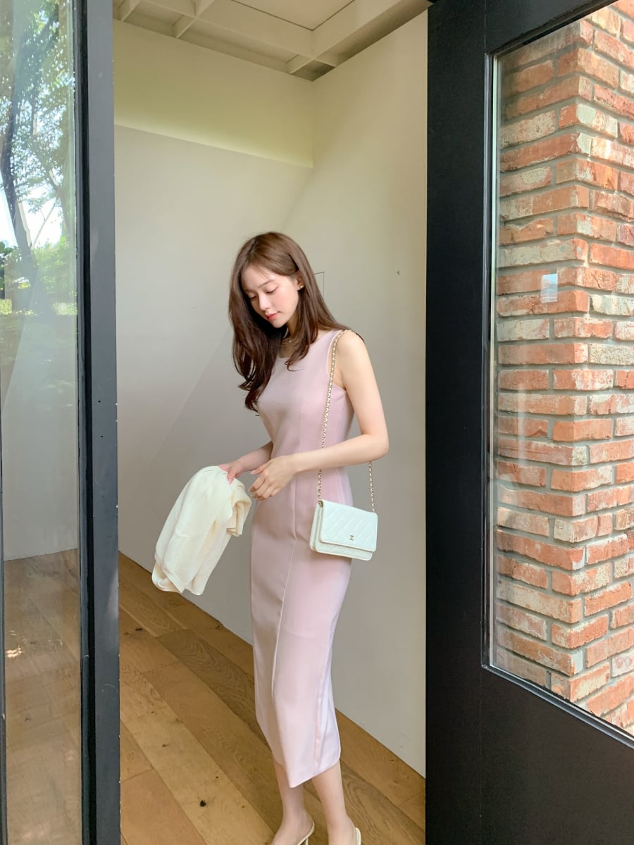 Những chiếc váy mang tông màu này thường tạo ấn tượng nhẹ nhàng, nữ tính và dễ phối với phụ kiện tối giản. 