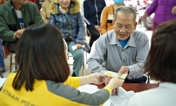 Ngoài ra, công dân Việt Nam từ đủ 70 đến dưới 75 tuổi thuộc hộ nghèo hoặc hộ cận nghèo, nếu đồng thời đáp ứng điều kiện không hưởng lương hưu, trợ cấp BHXH hằng tháng và có văn bản đề nghị, cũng thuộc diện được xem xét hưởng trợ cấp hưu trí xã hội.    