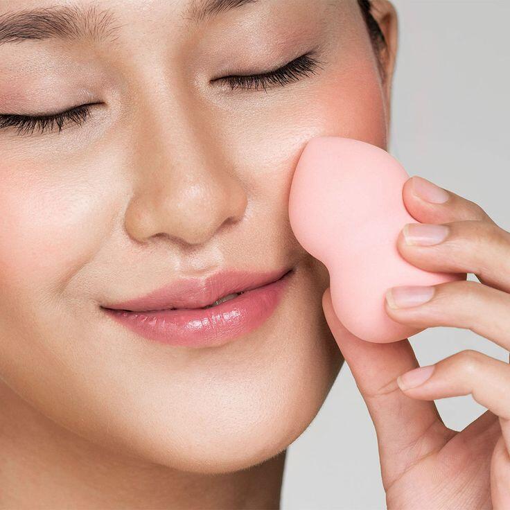 Chỉ nên lấy một lượng nhỏ sản phẩm dạng lỏng, sau đó dặm nhẹ lên da theo chuyển động nhấn – nhấc. 