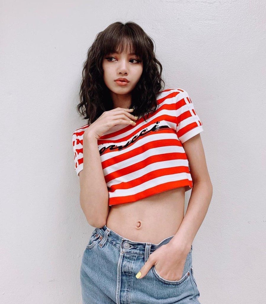 Quần jeans, đặc biệt là các thiết kế ống rộng hoặc ống suông, luôn giữ vững vị trí trong tủ đồ nhờ khả năng thích ứng với nhiều phong cách khác nhau. 