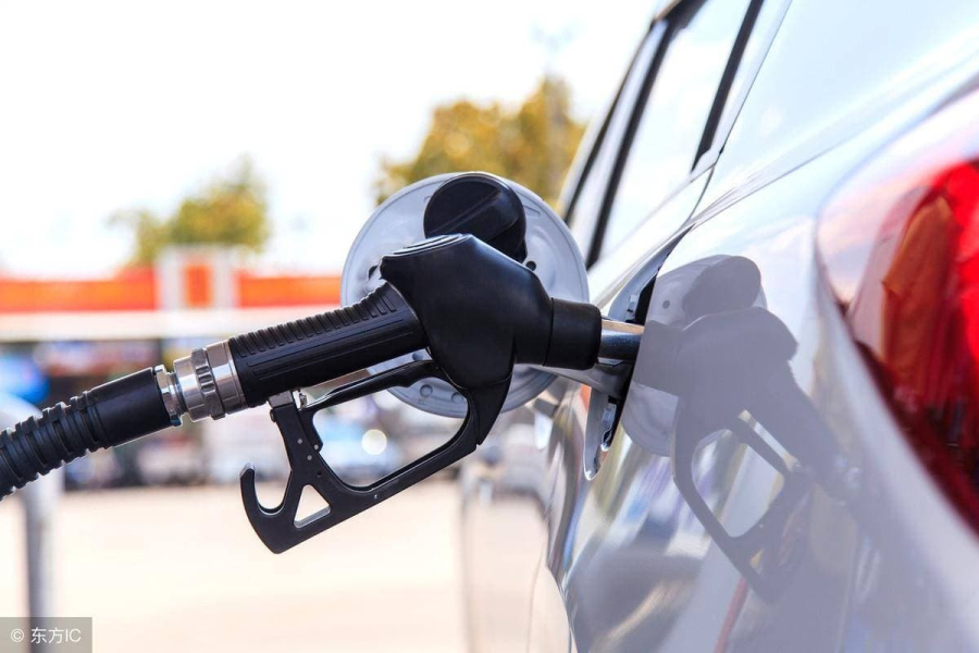 Không những vậy, việc đổ xăng quá đầy còn có thể khiến bình carbon bị bão hòa, dẫn đến hơi xăng thoát ra ngoài, gây mùi khó chịu trong khoang nội thất.    
