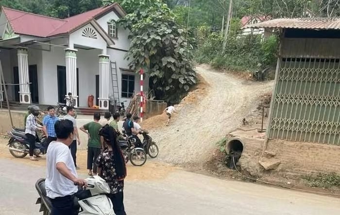 Trong quá trình xác minh, cơ quan công an phát hiện người bố là Phùng Văn San có nhiều biểu hiện nghi vấn, thường xuyên lên đồi và tâm lý bất ổn.