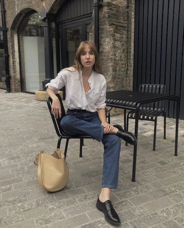 Kết hợp cùng áo trắng là quần jeans xanh – món đồ mang tính ứng dụng cao. 