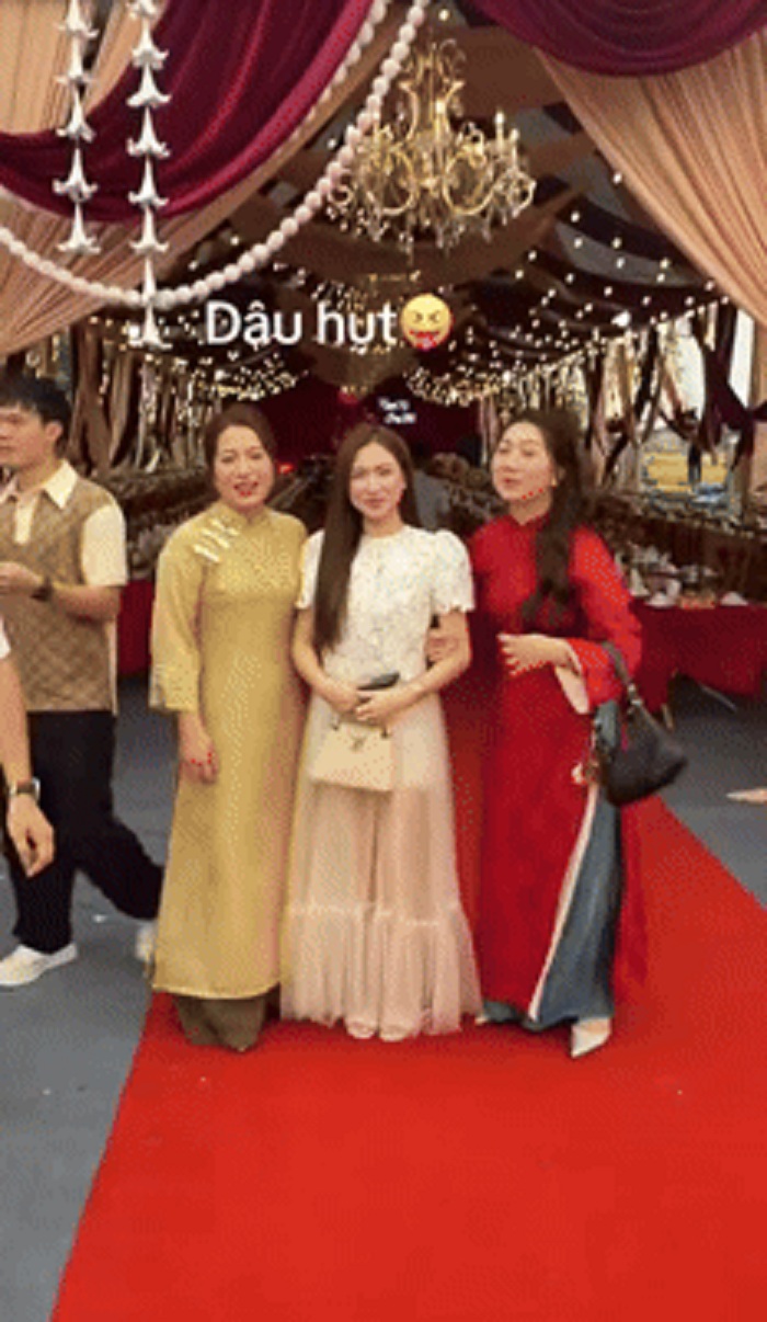 Một người quen của Shbet111 slot, casino, thể thao, xổ số đã cố tình trêu đùa, gọi cô nàng là 