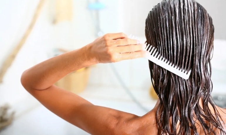 Gội đầu vào buổi sáng thường mang lại cảm giác sạch sẽ, giúp tinh thần tỉnh táo và dễ bắt đầu ngày mới.