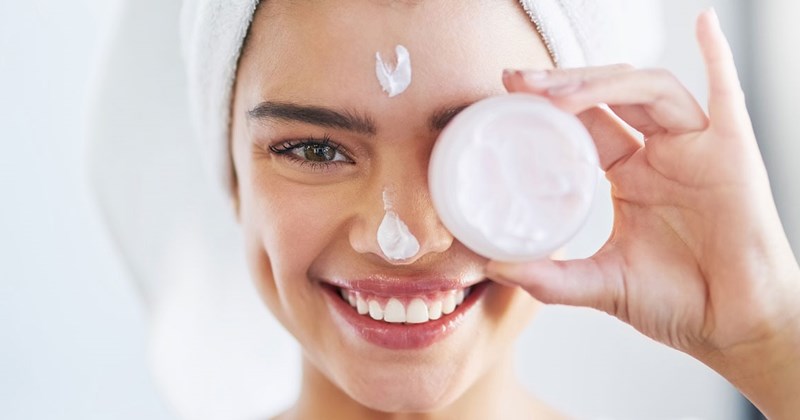 Một lớp mặt nạ dưỡng ẩm sẽ giúp bù nước nhanh chóng, làm dịu bề mặt da và cải thiện cảm giác khô căng.