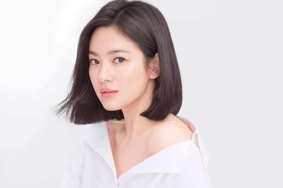 Thay vì sử dụng các sản phẩm tẩy rửa mạnh, cô ưu tiên những loại sữa rửa mặt dịu nhẹ có khả năng làm sạch mà không gây khô da.