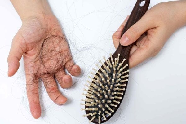 Ngoài ra, các tác động cơ học như buộc tóc quá chặt cũng làm tăng lực kéo lên sợi tóc, khiến tóc yếu dần và dễ gãy rụng. 