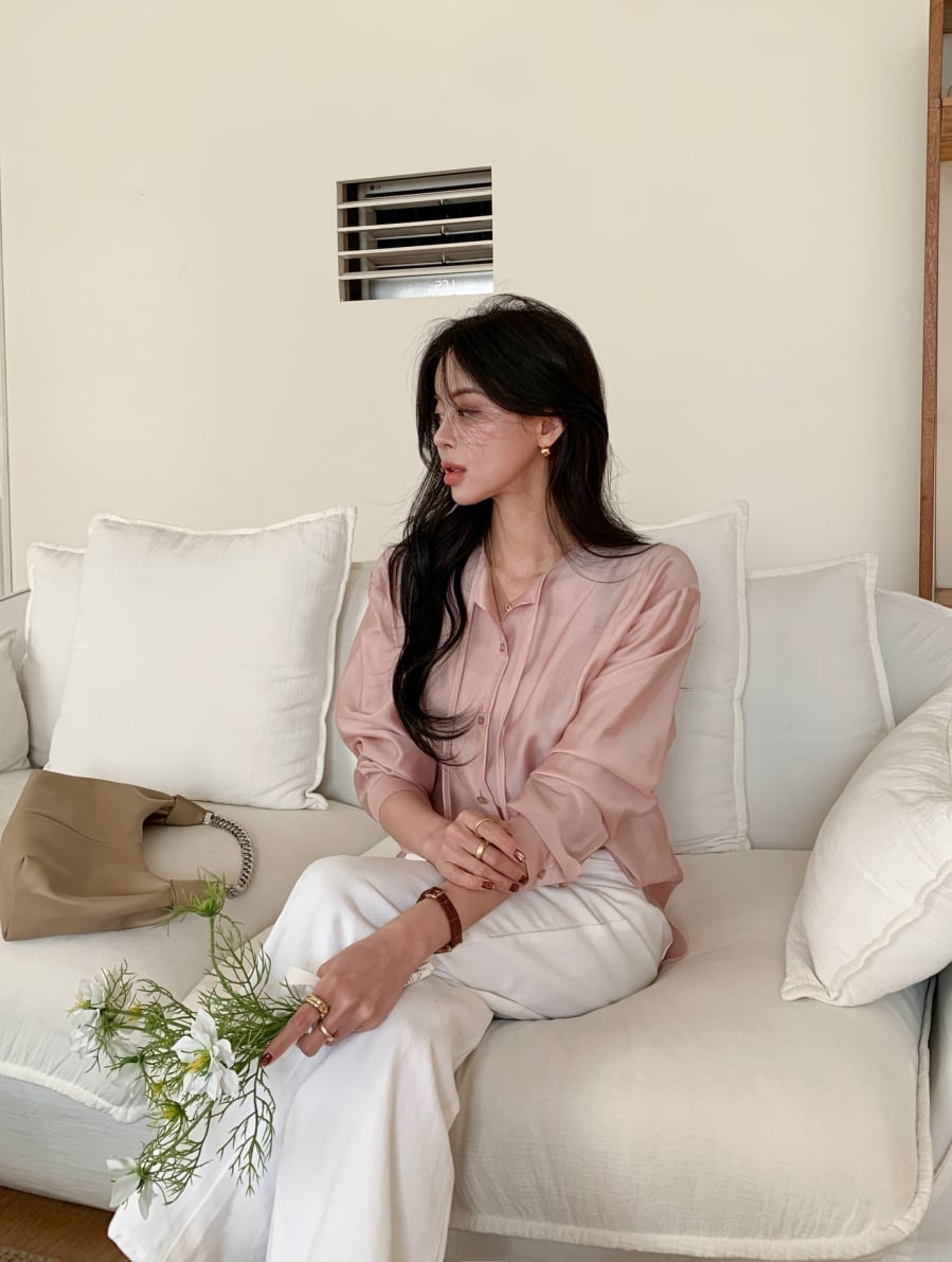 Quần trắng luôn mang lại cảm giác thanh thoát và là lựa chọn lý tưởng khi kết hợp cùng áo blouse. 