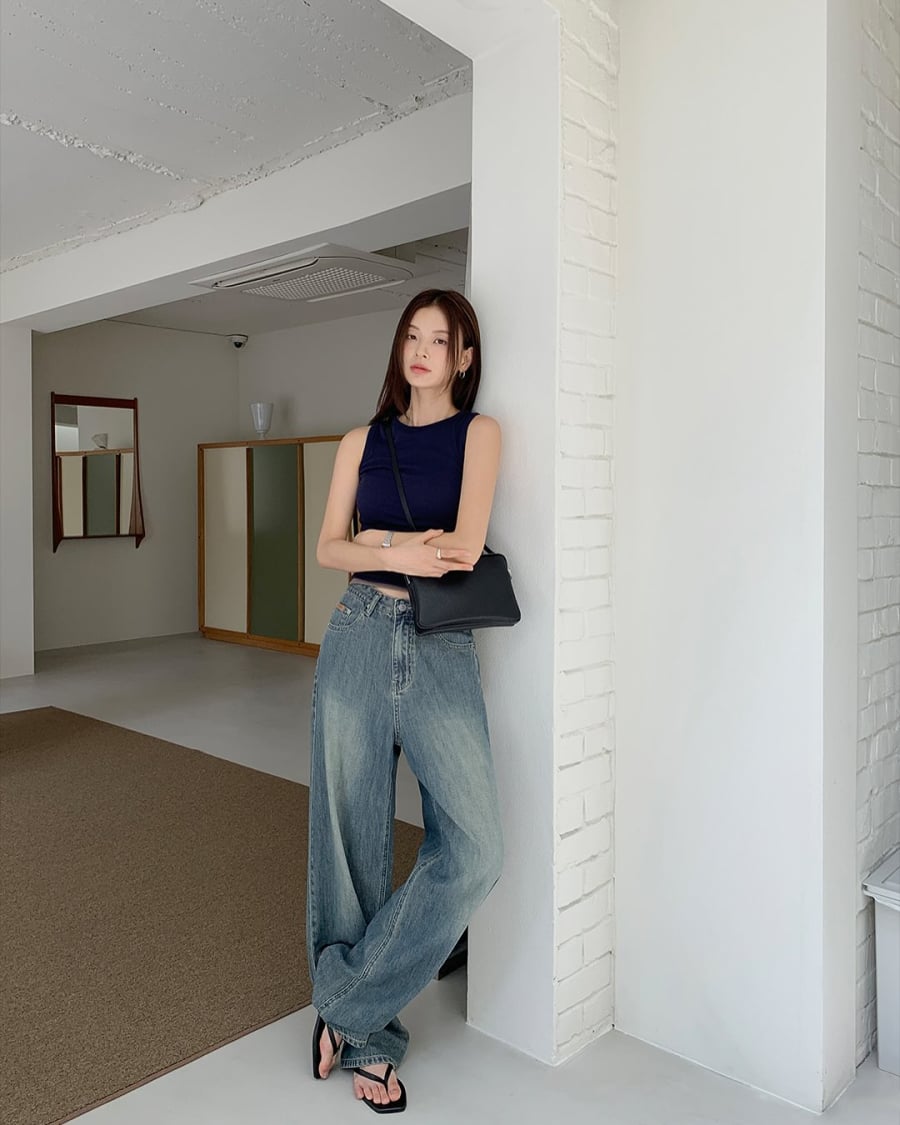 Áo tank top là lựa chọn phù hợp trong những ngày nhiệt độ tăng cao nhờ thiết kế không tay và ôm nhẹ vào Sh88bet đăng ký miễn phí. 