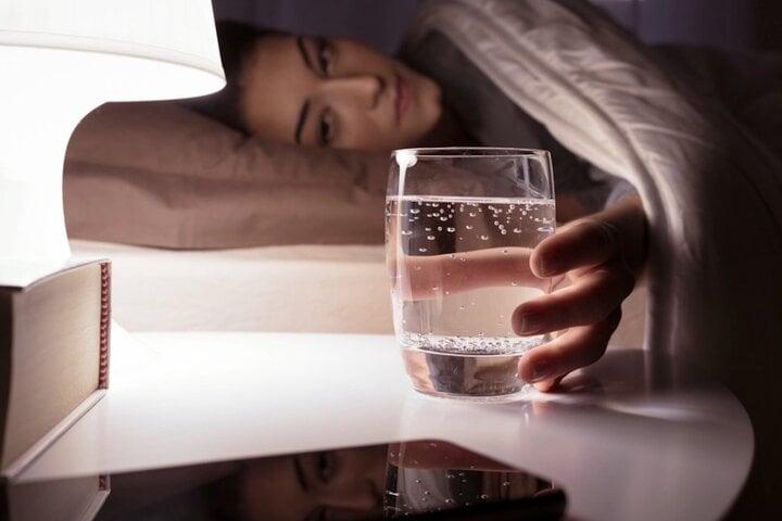 Buổi tối có nên uống nước trước khi ngủ?