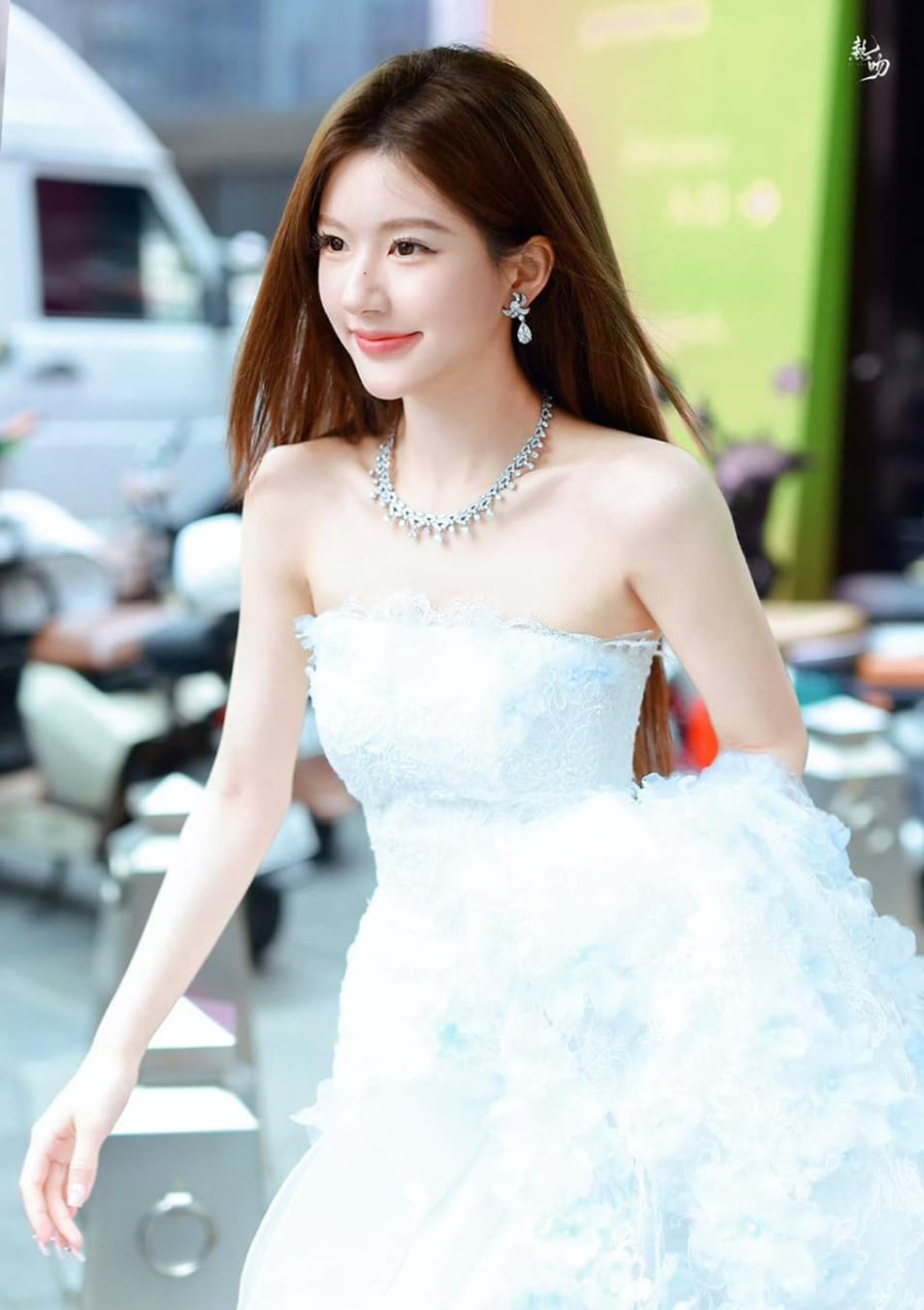 Phong cách trang điểm môi của Triệu Lộ Tư thường thiên về sự nhẹ nhàng, trong trẻo. 