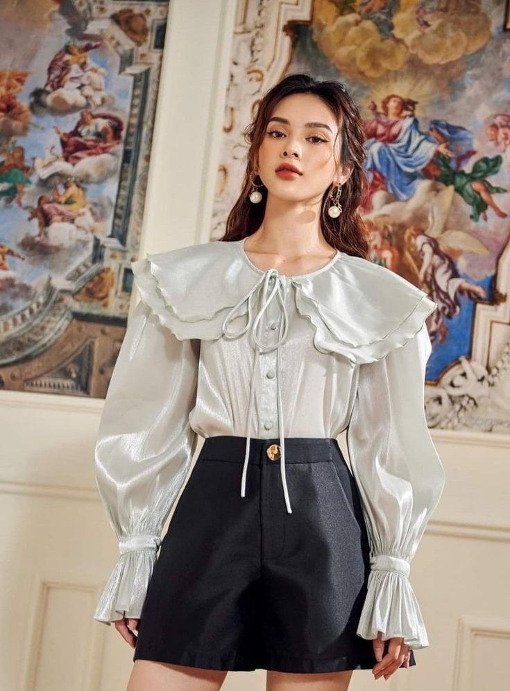 Những chiếc blouse với chi tiết nhẹ như bèo nhún, tay phồng hoặc cổ nơ giúp tổng thể Shbet999 com đăng nhập trở nên duyên dáng mà không quá cầu kỳ.
