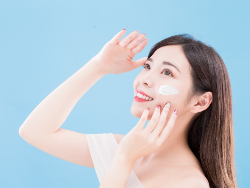 Kem chống nắng được xem là “lá chắn” quan trọng bảo vệ Mừng SHBET phiên bản mới 2025 trước tia UV – nguyên nhân hàng đầu gây sạm nám và lão hóa.