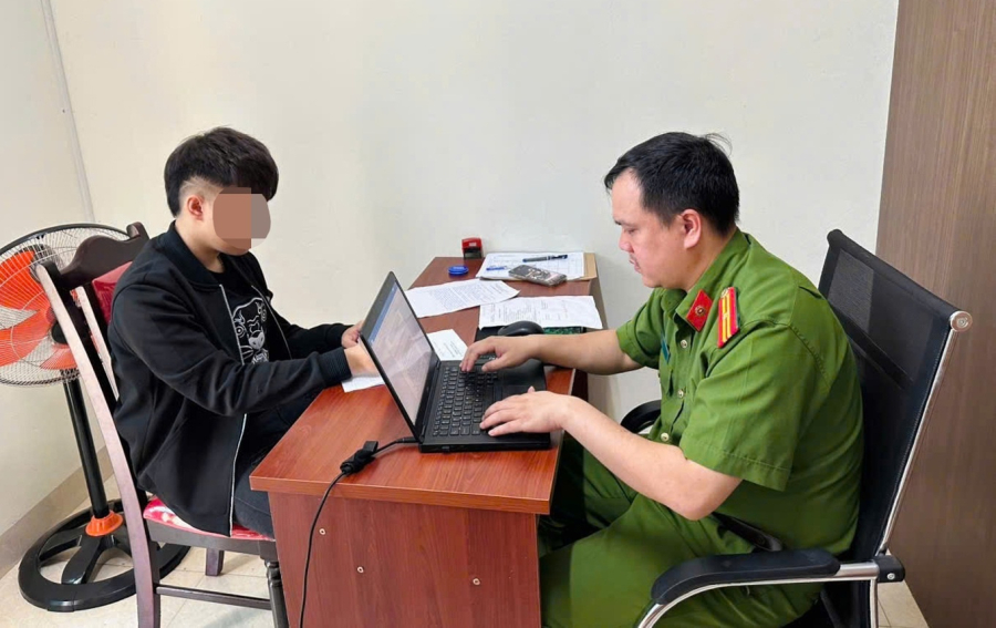 Ngoài ra, lực lượng chức năng còn phát hiện xe máy do Đ.M.Đ. điều khiển đã bị thay đổi kết cấu (độ pô), không có gương chiếu hậu, đồng thời người điều khiển không có giấy phép SHBET 1000 World Cup theo quy định.    