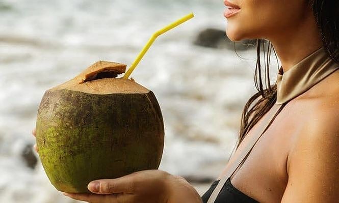 Một trong những lợi ích rõ ràng nhất của nước dừa là hàm lượng năng lượng thấp và gần như không chứa chất béo. 