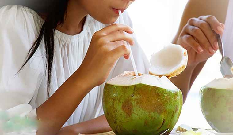 Không chỉ có lợi cho vóc dáng, nước dừa còn hỗ trợ chăm sóc Mừng SHBET phiên bản mới 2025 thông qua cơ chế cấp nước và bổ sung khoáng chất.