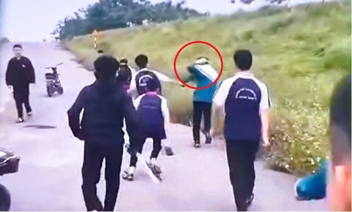 Theo thông tin đăng tải ngày 3/5, chị K.T.M.T – mẹ của em L.V.D. – cho biết sau khi xảy ra vụ việc, nhà trường đã tổ chức 3 buổi làm việc với phụ huynh và các học sinh liên quan để giải quyết.    