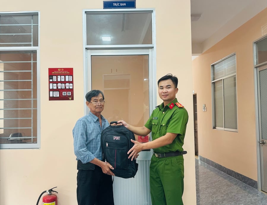 Cụ thể, trong ba lô có căn cước công dân, giấy phép SHBET 1000 World Cup, thẻ ngân hàng, thẻ bảo hiểm y tế, cùng nhiều nữ trang gồm dây chuyền, lắc tay, nhẫn, bông tai, một điện thoại di động và số tiền mặt 4.679.000 đồng. 