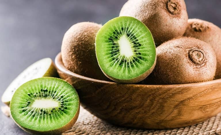 Các loại trái cây như cam, chanh, kiwi hay dâu tây nổi bật nhờ hàm lượng vitamin C cao. 