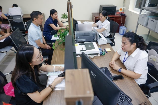 Mức lương sẽ được tính theo công thức: lương thực nhận = lương cơ sở (2,53 triệu đồng/tháng) nhân với hệ số lương hiện hưởng. 