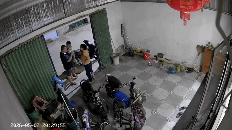 Trong lúc lời qua tiếng lại, người phụ nữ có lời thách thức “Mày thử tát tao một phát xem”.
