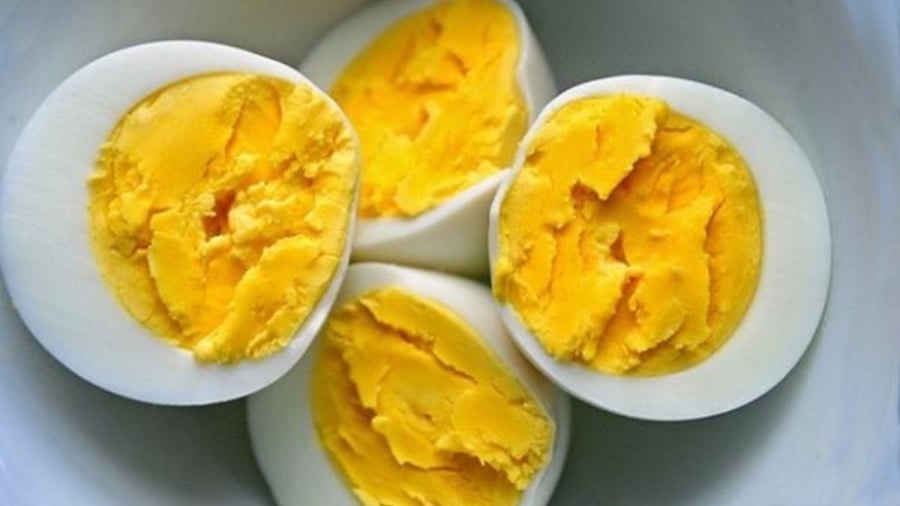 Trong trứng gà có chứa choline – dưỡng chất quan trọng giúp hỗ trợ hoạt động của não bộ và cải thiện trí nhớ. 