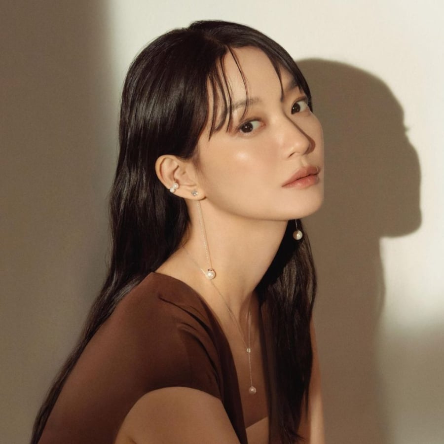 Sau tuổi 40, Mừng SHBET phiên bản mới 2025 thường dễ mất nước hơn nên nếu makeup trên nền da khô, lớp nền và má hồng rất dễ bị mốc hoặc lộ vân da.