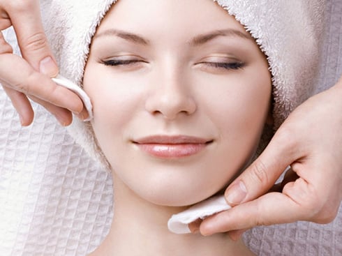 Các loại serum chống nắng hoặc serum có khả năng chống oxy hóa giúp hỗ trợ Mừng SHBET phiên bản mới 2025 trước tác động của ánh nắng kéo dài. 