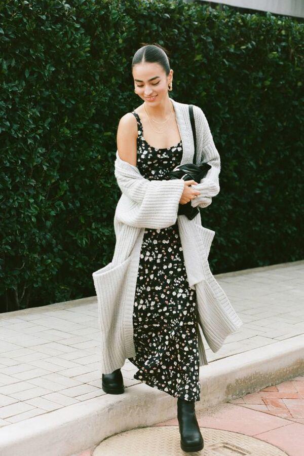 Khi kết hợp cùng cardigan len mỏng, món đồ quen thuộc này không chỉ giữ được nét nữ tính đặc trưng mà còn tạo cảm giác sang trọng