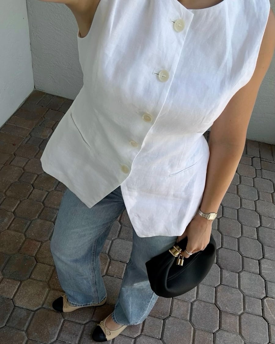 Trong vài mùa gần đây, áo gile linen trở thành xu hướng được nhiều cô gái yêu thích nhờ vẻ ngoài thanh lịch nhưng không quá cứng nhắc. 