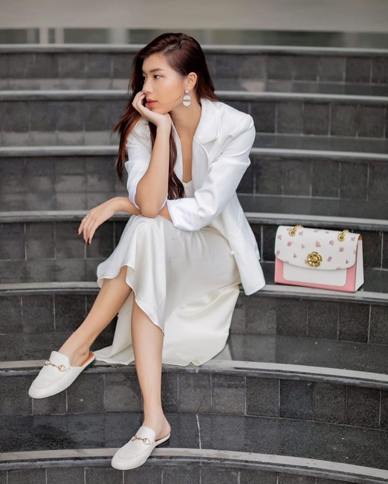 Đây cũng là item rất dễ lên hình vì màu trắng giúp tổng thể trông nổi bật hơn dưới ánh nắng tự nhiên.