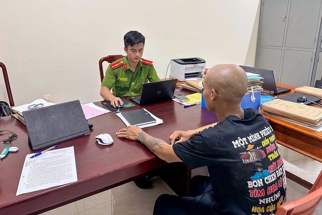 Tối 15/5, dư luận mạng xã hội dậy sóng trước đoạn livestream ghi lại cảnh một người đàn ông liên tục chửi bới, đe dọa mẹ ruột ngay trong sân nhà.