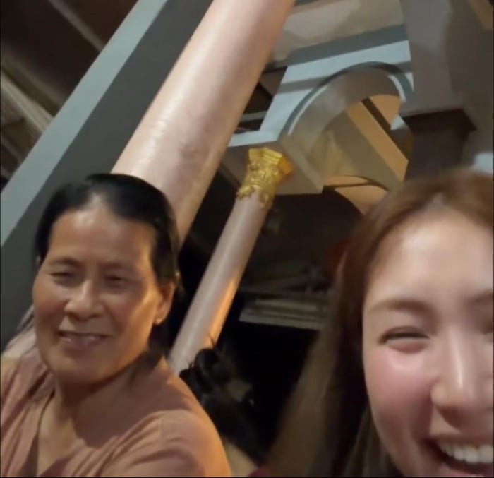 Hòa Minzy chia sẻ khoảnh khắc bên bố mẹ chồng