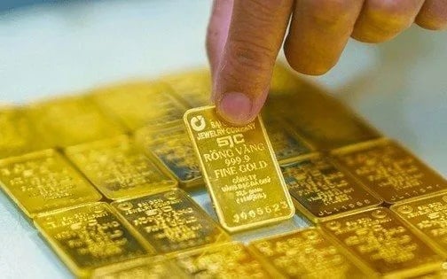 Cùng thời điểm, Tập đoàn DOJI cũng niêm yết giá vàng SJC ở mức tương tự 160,5 – 163,5 triệu đồng/lượng.