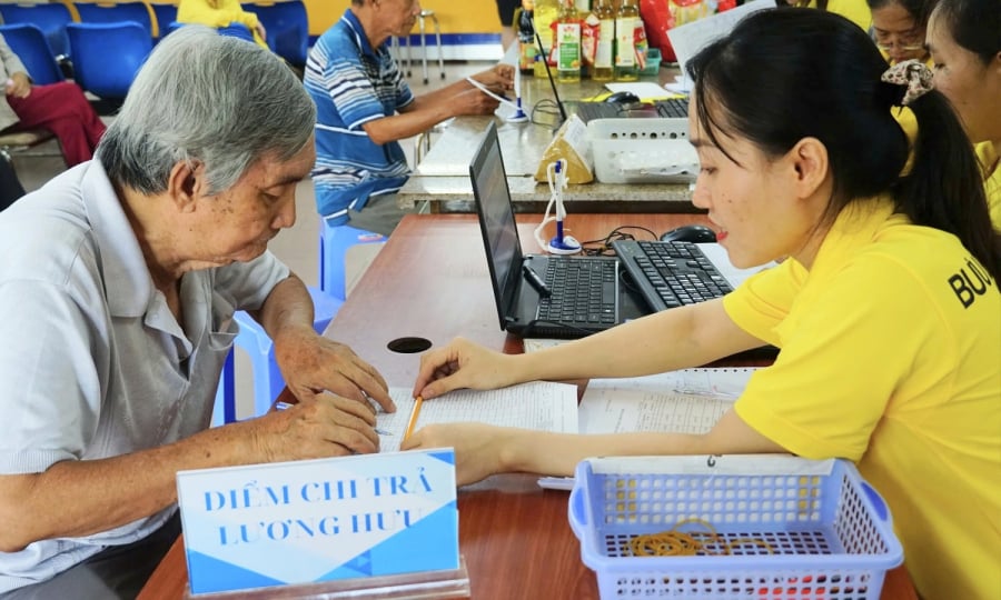 Nghị định cũng nêu rõ, mức lương hưu, trợ cấp sau điều chỉnh sẽ là căn cứ để tính cho các lần điều chỉnh tiếp theo.    