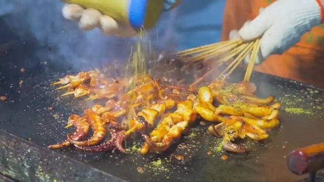 Các món mực nướng tại hàng quán vỉa hè hay chợ đêm luôn hấp dẫn thực khách, tuy nhiên nếu nguyên liệu không đảm bảo độ tươi hoặc được bảo quản bằng hóa chất trái phép sẽ tiềm ẩn nhiều rủi ro.