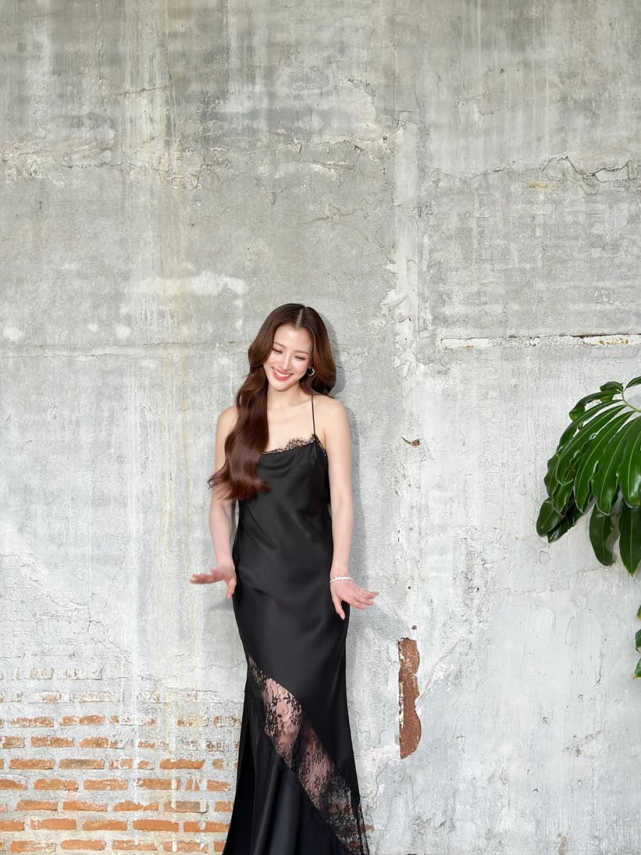 Bên cạnh đó, váy lụa satin cũng là item xuất hiện thường xuyên trong tủ đồ của mỹ nhân Thái Lan.