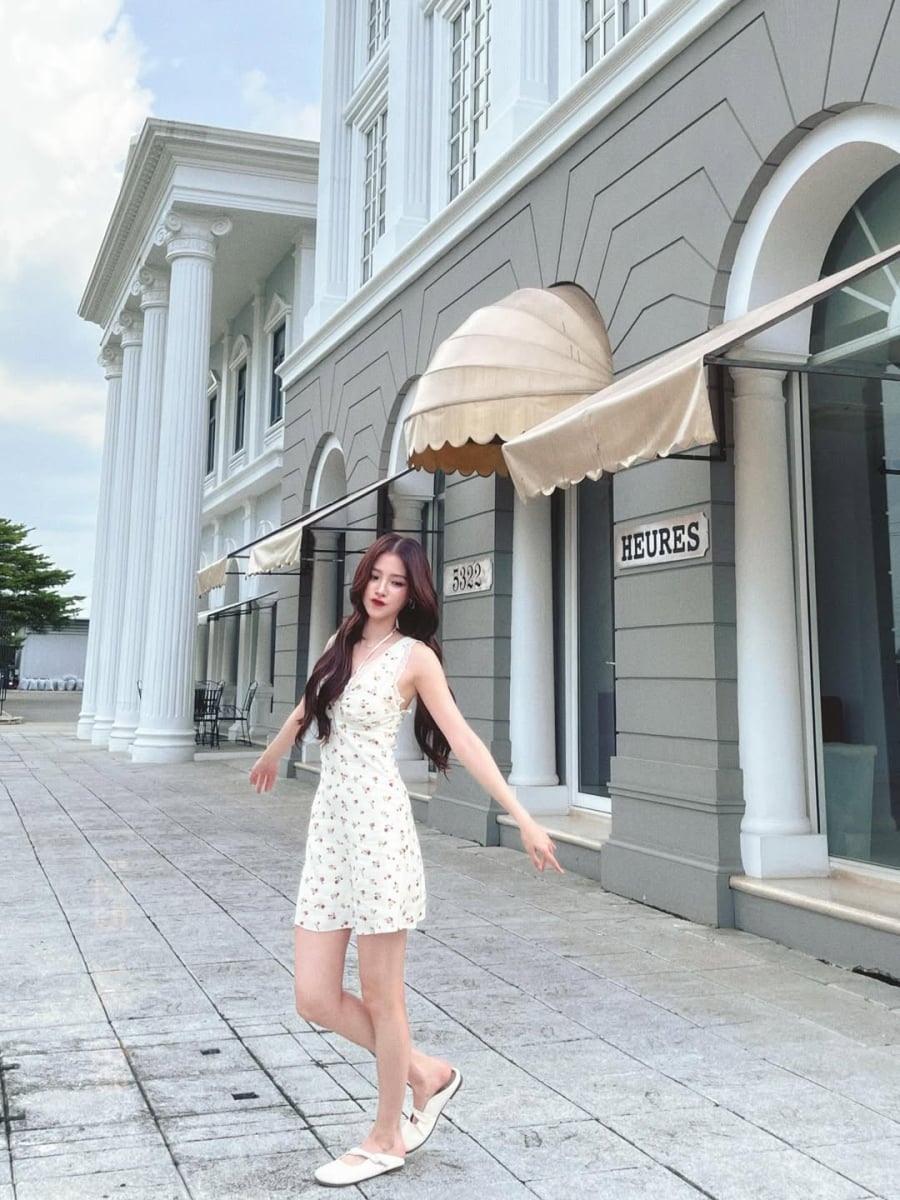 Không chỉ yêu thích các thiết kế mang vẻ trưởng thành, Baifern còn thường xuyên diện váy hoa nhí theo phong cách “nàng thơ”.