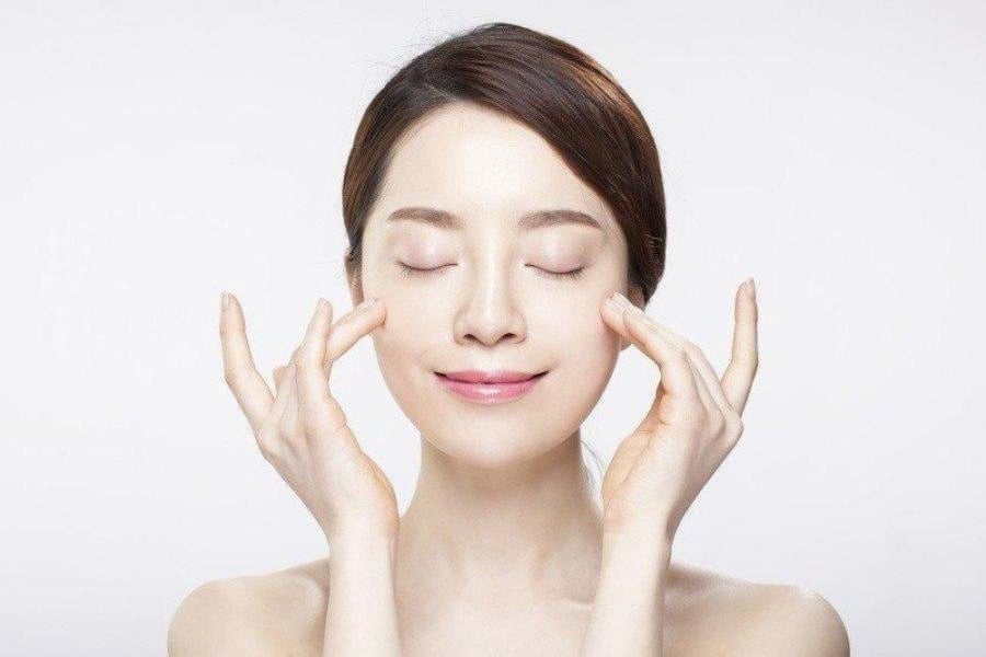 Ngoài bước rửa mặt, serum cũng là sản phẩm ảnh hưởng lớn đến kết cấu da. 