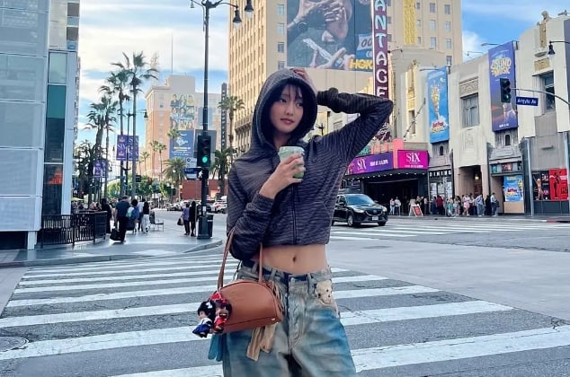  Khác với hoodie truyền thống, thiết kế khóa kéo giúp outfit trở nên linh hoạt và nhẹ nhàng hơn.