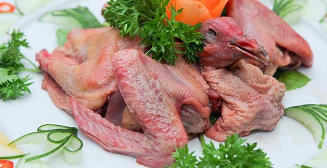 Vì sao thịt chim bồ câu phải dìm trong nước, xào rau răm?