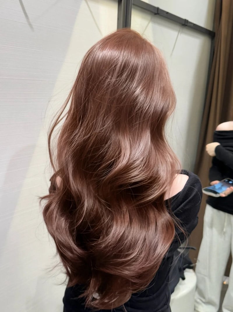 Đây cũng là màu tóc thường được nhiều nhân viên văn phòng lựa chọn vì vừa đủ nổi bật nhưng không quá chói, phù hợp với môi trường công sở.    
