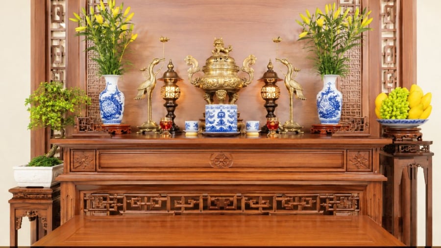 Đồ đạc bừa bộn tránh để ở gần ban thờ, đặc biệt hai bên và dưới gầm ban thờ