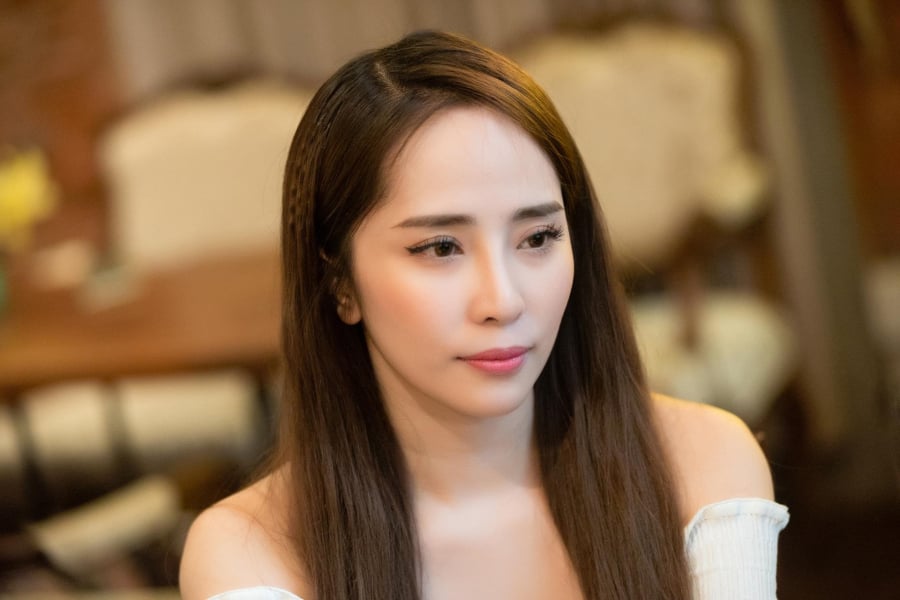Quỳnh Nga đáp trả khi bị chê dùng app quá đà, gương mặt khác lạ  